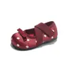 Sapatos de Couro com Bolinhas Infantis 2026 Outono Novo Estilo Coreano Sapatos de Princesa com Solado Macio para Meninas Bebê Flats Vazados com Tiras Cruzadas