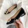 Sapatos Femininos de Salto Médio Quentes 2026 Outono Novo Estilo Tendência Salto Médio Bloco Versátil Temperamento Salto Baixo Boca Rasa Fashionable Sapatos Pequenos de Couro para Mulheres