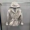 2026 Novo Trench Coat com Capuz Estilo Britânico Transfronteiriço para o Início do Outono com Ombreiras Anguladas, Cinto para Ajustar a Cintura, Jaqueta Emagrecedora e Versátil