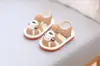 Zapatos de Verano Suaves para Caminar para Bebés y Niños Pequeños, Sandalias Cerradas de Cordero Lindas de Dibujos Animados, Zapatos Antideslizantes para Niños y Niñas, Zapatos que Chirrían