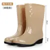 Botas de lluvia para mujer, impermeables y antideslizantes, botas de lluvia de tubo alto largas, nuevos zapatos de goma de otoño e invierno, zapatos de tubo medio de moda para adultos para uso en exteriores