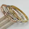 Pulseras Retro Europeas y Americanas para Mujer, Acero Inoxidable de Alta Gama con Diseño Hueco Incrustado de Circonita, Joyería de Mano Simple y Versátil, Disponible Exclusivamente para Ventas Transfronterizas