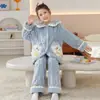 Conjunto de pijama de fleece coral para meninas para outono e inverno de 2026, novo roupão infantil de flanela espessada para meninas