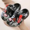 Zapatillas de verano para niños, sandalias al por mayor, zapatos de baño antideslizantes para niños y niñas con agujeros para bebés, bonitos dibujos animados para niños