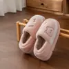 Pantuflas de Algodón para Mujer Otoño/Invierno 2026 Nuevo Estilo para Interior del Hogar Antideslizantes Felpa Terciopelo Cálidas Talón Cerrado Zapatos de Algodón Postparto para Mujer