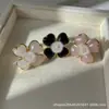 Anel de Trevo de Quatro Folhas de Luxo Leve Estilo Francês com Toque de Alto Padrão, Anel de Cristal Rosa com Pedra Natural, Anel de Flor Tridimensional para Mulheres