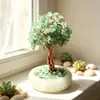 El fabricante está vendiendo grava de cristal natural, figuritas de árbol de la fortuna, bases de grava de porcelana blanca y rodajas de ágata, que se utilizan como decoraciones de oficina para atraer la riqueza.
