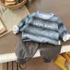 Conjunto de Roupa de Primavera para Meninos 2026 Novo Estilo, Conjunto Elegante de Duas Peças com Listras e Mangas Longas para Crianças, Tendência para Bebês de 1 Ano