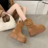 Botas femininas de moda para mulheres petite com solas de plataforma grossas, novo estilo outono 2026, botas de cano médio versáteis e estilosas, botas Martin