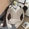 Foto real de camiseta de manga larga a rayas estilo coreano para otoño de 2026, con cuello camisero, retazos, aspecto de dos piezas, con hombreras, top de algodón para mujer