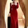 Nueva Ropa Femenina Estilo Chino: Qipao de Pana con Botones y Encaje Rojo para el Año del Zodiaco, Vestido Interior Ajustado para Compromiso Invierno 2026