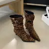 Primeiro Encontro Temporada Botas de Moda Femininas 2026 Outono Inverno Novo Estilo Temperamento Emagrecedoras Botas Estampa de Leopardo Bico Fino Salto Agulha Camurça Salto Alto Botas de Cano Curto