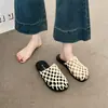 Pantuflas de red huecas de fondo plano, nuevo estilo popular de verano 2026, de moda y versátiles, zapatos sin cordones de punta abierta para mujer