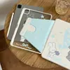 Funda estilo coreano de tinta salpicada para tablet iPad Pro con animalitos pequeños, soporte giratorio de aire y ranura para mini pluma de 11 pulgadas
