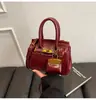 Bolsa Feminina Vermelha Retrô 2025 Nova Tendência Outono e Inverno Versátil de Alta Qualidade Bolsa Transversal Super Popular Bolsa de Mão Bolsa Kelly
