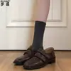 Sapatos femininos estilo vintage em pele de ovelha, nova coleção outono 2026, com fecho de velcro, salto grosso e mocassins confortáveis