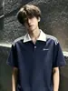 Camisa polo de contraste a rayas azul marino con cuello camisero para hombre, de manga corta, estilo universidad americana, camiseta resistente, hombro normal, corte recto, manga media