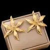 Un par de modernos pendientes de flor con diseño de estrella explosiva geométrica para mujer, perfectos para la elegancia cotidiana