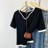 Tejido de punto de manga corta con cuello en V, diseño de moda, top de color contrastante, diseño de clavícula derecha en el hombro derecho, camiseta de verano 2025