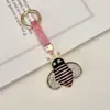Llavero de aleación transfronterizo creativo y adorable con adornos de diamantes, con un diseño de abeja pequeña, un accesorio de alta gama y lujoso para bolsos y llaves de coche