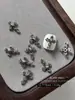 1000 piezas Plata Antigua Cruz Arte de Uñas Aleación Adornos Estilo Oscuro Punk Flor Decoración de Uñas Bolsa Completa Personalizado Venta al por Mayor