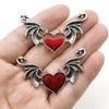 Europa y Estados Unidos accesorios de joyería de aleación de zinc diy calientes accesorios colgantes de alas de corazón de diablo adecuados para collar aretes