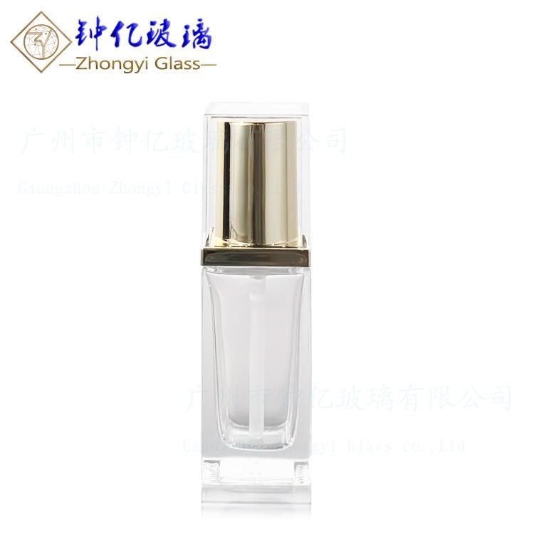 四方粉底液1.jpg