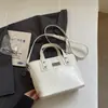 Bolsa pequena texturizada 2026 nova moda transfronteiriça nicho bolsa de mão bolsa de cesta com laço bolsa transversal estilosa para o dia a dia