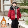 Chaqueta cortavientos con capucha de bloques de color, moda otoño e invierno para niños pequeños y medianos, estilo nuevo 2026, forro polar, temperamento a la moda, guapo, streetwear