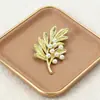 Broche Folha de Pérola Banhado a Ouro Tendência de Luxo Leve Estilo Coreano e Japonês, Elegante e Fashion, Versátil e Único, Adequado para Acessórios de Bolsa
