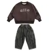 Conjunto de sudadera con estampado de letras y jeans para niño, nueva colección de otoño 2026, atuendo casual de dos piezas moderno y genial para bebés