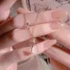 Colar de Cristal Branco com Pingente de Borboleta, Design de Nicho de Luxo Leve, Atrai Amor, Corrente Versátil para Clavícula, Cobre Certificado Ecológico