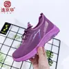 Sapatos Esportivos Casuais Respiráveis para Mulheres no Atacado Transfronteiriço, Sapatos Femininos de Malha Fly para Primavera e Outono de Comércio Exterior de Pequim Antiga, Venda Direta da Fábrica em Estoque