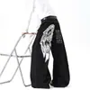 Jeans de calle estilo americano ligeros con estampado de graffiti de alas y costuras de contraste, pantalones de algodón unisex de pierna ancha curvada multibolsillos hasta el suelo