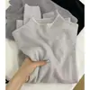 El color azul Klein es muy elegante; Es perfecto como capa base para suéteres de otoño e invierno para mujer, creando un look sofisticado en capas con un tejido de cuello medio