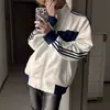 Chaqueta Retro Americana de Retazos Azul y Blanco con Cuello Alto para Hombre, Estilo Nuevo de Primavera y Otoño, Tres Rayas, Marca de Tendencia, Cárdigan Versátil para Pareja, Ropa de Abrigo