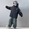 Ropa para niños, ropa exterior de otoño para niños, nueva colección otoño/invierno 2026, talla mediana a grande, cortavientos tres en uno desmontable para otoño