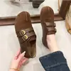 Sapatos Femininos Retro de Camurça com Fivela Dupla Nova Primavera/Outono 2026 Solado Macio Antiderrapante Fundo Plano Casuais Versáteis Confortáveis Sapatos de Moda
