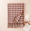 Chal y bufanda versátil de cachemira sintética, suave, dulce y sofisticado para mujer, cálido y acogedor para otoño e invierno, con cuadros y borlas.
