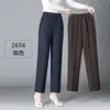 Nueva colección de otoño de pantalones de pierna recta para mujeres de mediana edad y mayores, con cintura alta, corte holgado, efecto adelgazante, cintura elástica y un estilo relajado y casual en color café.