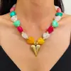 Collar de cuentas de colores, de forma irregular e inspirado en la dopamina, con colgantes vintage de corazón de resina y estrella de mar, perfecto para usar en capas y como cadena de clavícula para mujeres