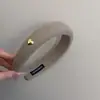 Diadema Ancha de Color Sólido de Lana con Etiqueta Dorada para Mujer, Diadema Superior Craneal que Aumenta la Altura, Pasador de Cabello de Temperamento de Gama Alta, Accesorio para el Cabello Estilo Coreano