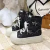 Zapatos de Lona Negros de Caña Alta con Suela Gruesa y Estampado de Estrellas Retro para Mujer, Nuevo Estilo Versátil Primavera 2026 para Personas Bajitas, de Caña Alta que Aumentan la Altura