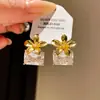 Brincos de Prata Banhados a Ouro Real 18k com Flor e Zircônia Quadrada Stud Brincos Levemente Luxuosos de Alta Qualidade Acessórios de Brincos Individuais da Moda para Mulheres