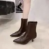 Chegada Nova Outono 2026 Botas Finas de Bico Fino Moda Decoração de Metal Salto Agulha Botas Curtas Moda Tendência Botas Femininas