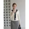 Camiseta de Manga Larga con Cuello de Corbata Azul Marino Estilo Universitario para Mujer, Top de Otoño con Diseño Ajustado