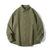 Camisa de manga larga, un atuendo masculino elegante y sofisticado, combinado con una camisa blanca de algodón casual y fresca