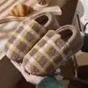 Novas Pantufas de Algodão Xadrez Clássico Femininas Outono Inverno Uso Doméstico Casal Silenciosas Antiderrapantes Pelúcia Quente Peludas Masculinas