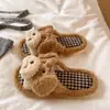 Lindas pantuflas peludas a cuadros de cachorro para mujer, nuevas pantuflas de algodón cálidas antideslizantes para el hogar de otoño e invierno para hombre