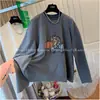 Camiseta Estilo Coreano Lixada Estampada de Desenho Animado Manga Longa Feminina Outono e Inverno Nova Gola Redonda Solta Base para Tamanho Pequeno